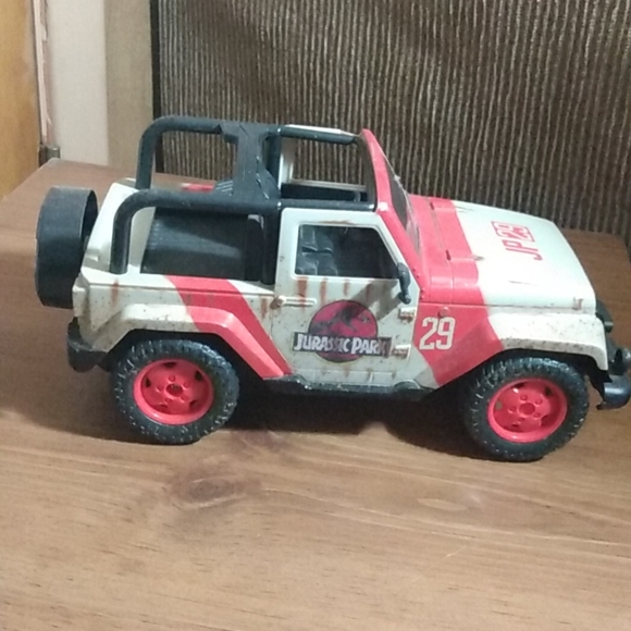 Jurassic World 1:16 Jeep Wrangler RC remote control car - Picture 3 of 5